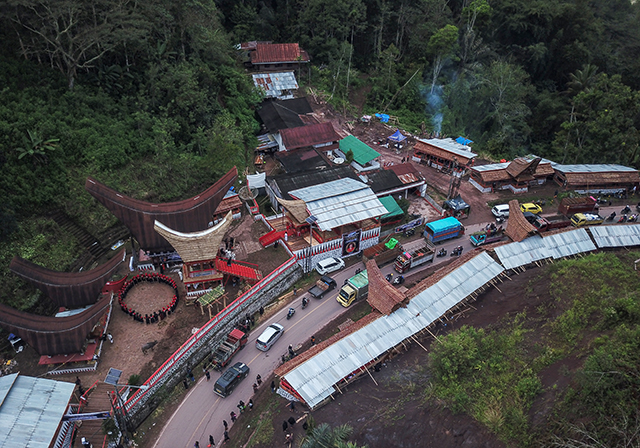 Prosesi Rambu Solo berlangsung khidmat di kompleks Tongkonan Layuk, Kabupaten Tana Toraja, Sulawesi Selatan.