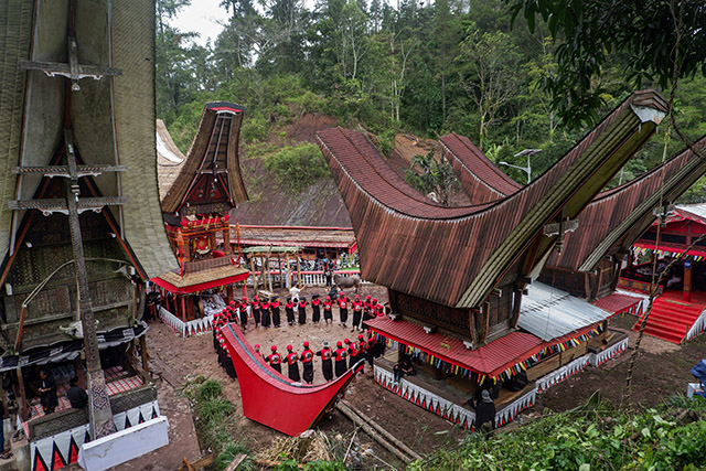 Sejumlah kerabat mengenakan busana adat membentuk lingkaran dalam prosesi Rambu Solo di kompleks Tongkonan Layuk, Kabupaten Tana Toraja, Sulawesi Selatan.