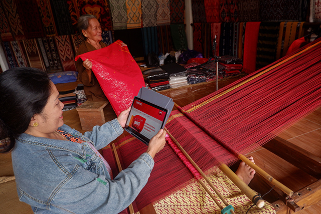 Dukungan jaringan Telkomsel memperkuat transformasi digital UMKM berbasis budaya, memastikan warisan leluhur tetap lestari di era modern sekaligus berdaya saing secara ekonomi.