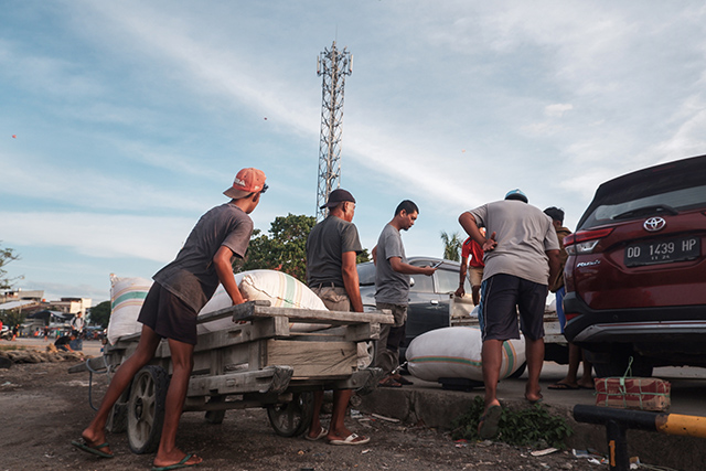Di tengah geliat aktivitas tradisional seperti bongkar muat hasil laut dan perahu, konektivitas digital juga kian hadir memberdayakan kehidupan masyarakat pesisir.