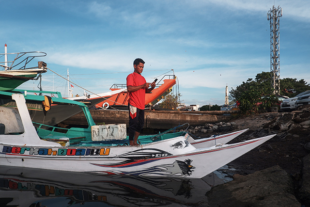 Di tengah geliat aktivitas tradisional seperti bongkar muat hasil laut dan perahu, konektivitas digital juga kian hadir memberdayakan kehidupan masyarakat pesisir.