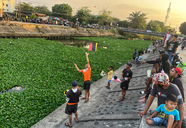 Momen ini menjadi hiburan murah meriah yang menghidupkan suasana sore di kawasan padat penduduk itu.