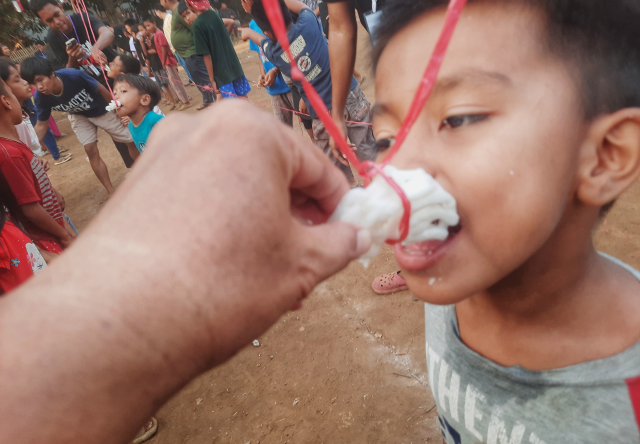 Warga antusias mengikuti lomba makan kerupuk dalam rangka memeriahkan HUT ke-80 Republik Indonesia di Desa Moncongloe Lappara, Kabupaten Maros.