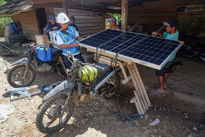Petugas PLN menyiapkan panel surya SuperSUN di atas ojek modifikasi sebelum memulai perjalanan menuju Dusun Amballong, Kecamatan Seko.