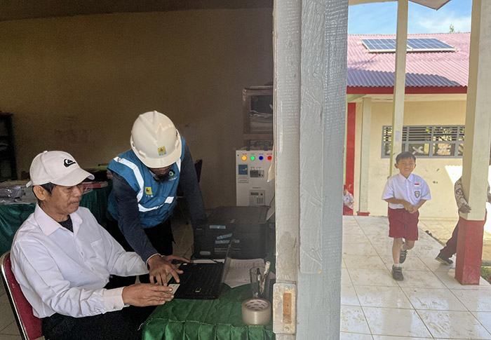 Petugas PLN membantu guru di SD Negeri 084 Amballong, Kecamatan Seko, Luwu Utara, Sulawesi Selatan, mengoperasikan peralatan yang ditenagai panel surya SuperSUN.