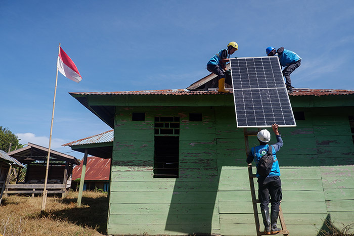 Petugas PLN memasang panel surya SuperSUN di kantor Desa Embonatana, Kecamatan Seko.