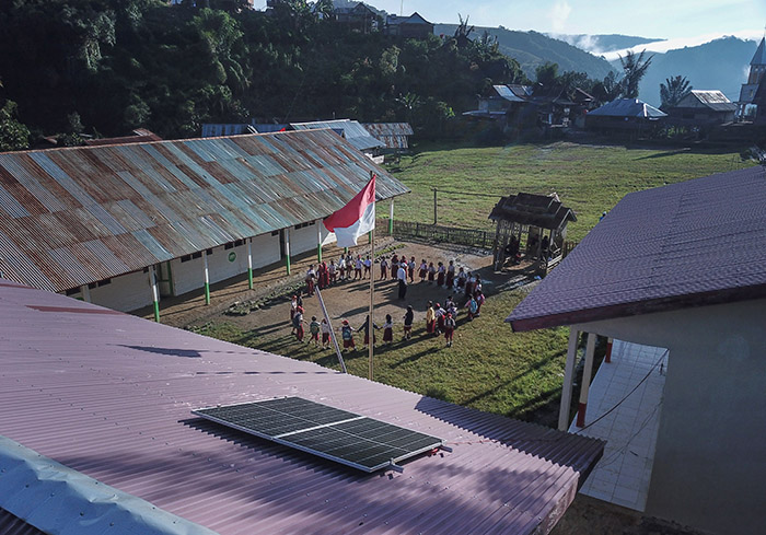 Siswa SD Negeri 084 Amballong, Kecamatan Seko, Luwu Utara, mengikuti kegiatan pagi di halaman sekolah yang kini telah dilengkapi panel surya SuperSUN.