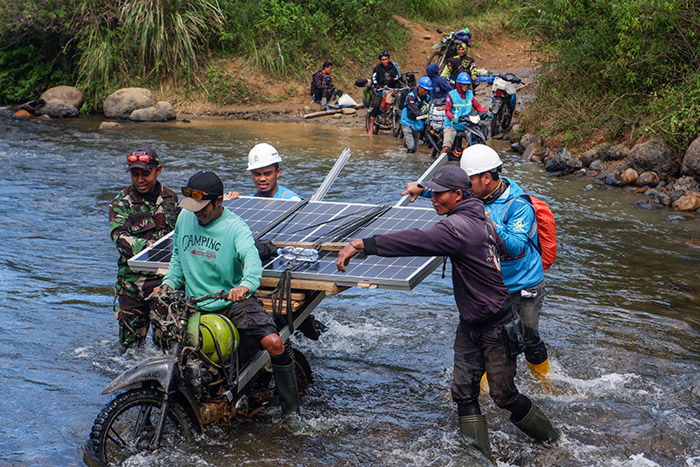 Menembus Medan Berat, PLN Bawa SuperSUN ke Pelosok Seko