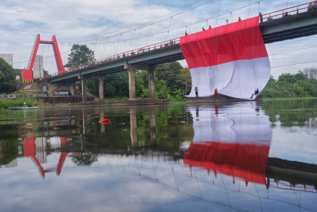 Meriahkan HUT ke-80 RI, Bendera Merah Putih Raksasa Dibentangkan 