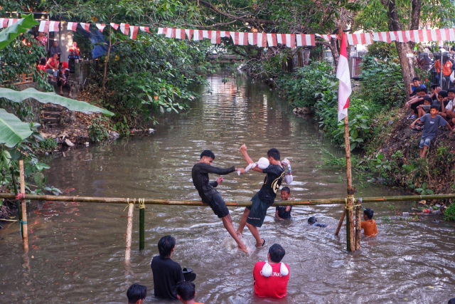 Lomba pukul bantal ini menjadi salah satu rangkaian perlombaan rakyat yang digelar warga Makassar dalam menyambut semarak HUT ke-80 Kemerdekaan Republik Indonesia.