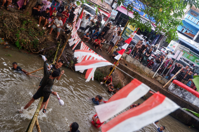 Serunya Lomba Pukul Bantal di Kanal Tello Sambut HUT RI