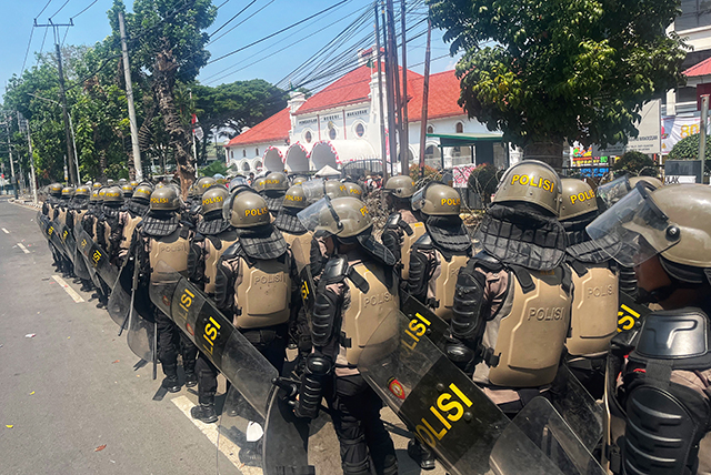 Ratusan petugas gabungan dari Polda Sulsel dan Polrestabes Makassar pun dikerahkan untuk memberikan pengamanan.