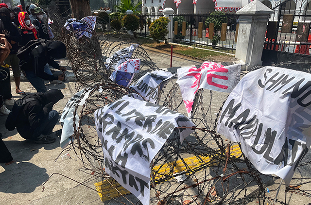 Massa aksi dari aliansi Bara-barayya bersatu usai menggelar unjuk rasa di depan Pengadilan Negeri (PN) Makassar.