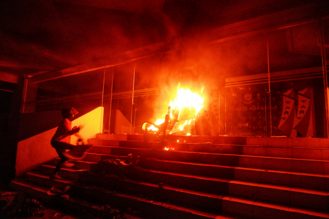 Api melahap Gedung DPRD Makassar dan sejumlah kendaraan yang terparkir di sekitarnya saat aksi unjuk rasa.