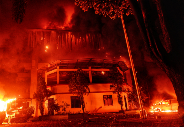 Api melahap Gedung DPRD Makassar dan sejumlah kendaraan yang terparkir di sekitarnya saat aksi unjuk rasa.
