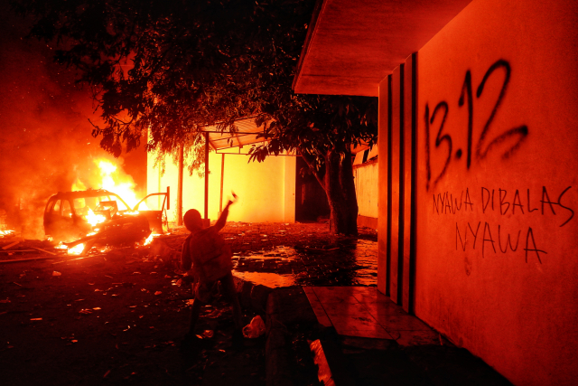 DPRD Makassar Dibakar Massa, Tuntut Batalkan Kenaikan Tunjangan