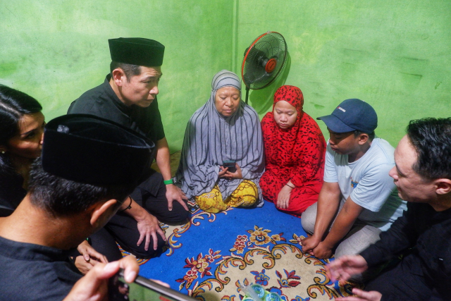 Seluruh anggota keluarga inti Dandi, mulai dari orang tua, adik ipar, hingga anaknya yang masih bayi, akan mendapatkan jaminan BPJS Kesehatan yang ditanggung Grab selama dua tahun ke depan.