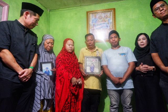 Dalam kunjungan tersebut, Grab menyerahkan santunan duka cita sekaligus bantuan berkelanjutan.