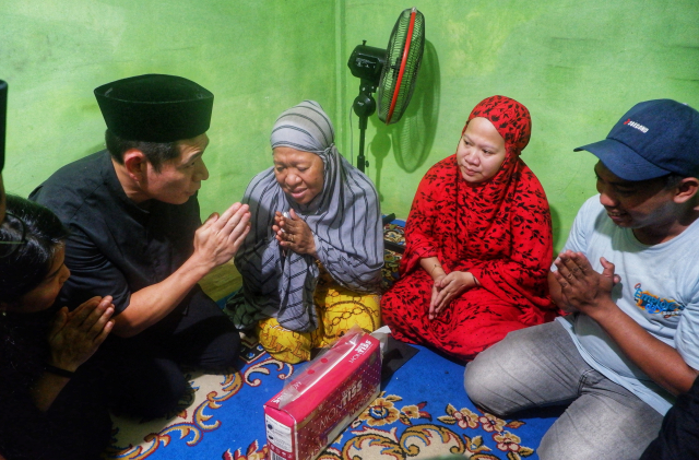 Group CEO & Co-Founder Grab, Anthony Tan, mengunjungi rumah duka keluarga almarhum Rusdamdiansyah atau akrab disapa Dandi di Makassar.