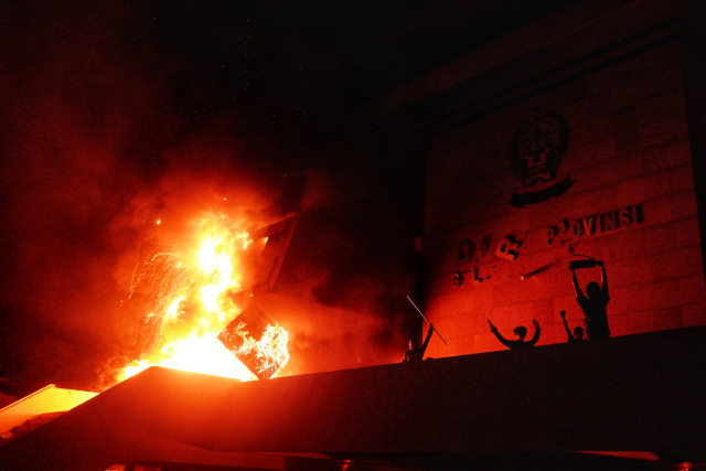 Gedung DPRD Sulsel dibakar massa sebagai bentuk protes terhadap kenaikan tunjangan anggota dewan.