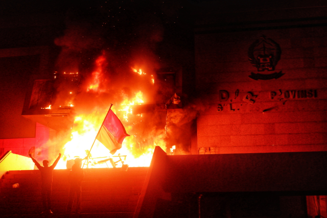 Gedung DPRD Sulsel Terbakar Saat Aksi Unjuk Rasa