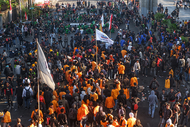 Sejumlah mahasiswa menggelar aksi demonstrasi di Jalan AP Pettarani, Makassar.