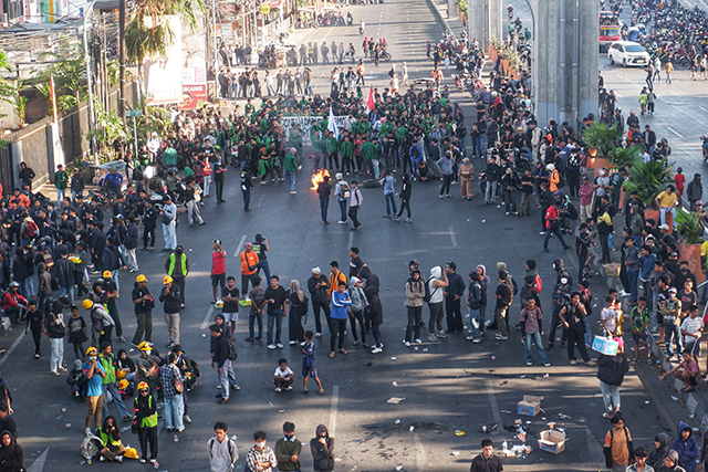 Sejumlah mahasiswa menggelar aksi demonstrasi di Jalan AP Pettarani, Makassar.