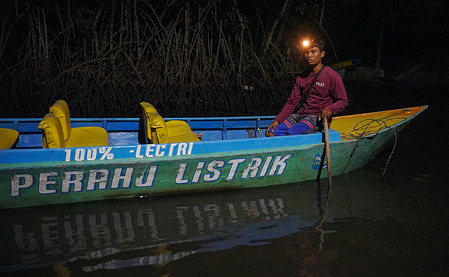 Dengan bantuan perahu listrik, Sunardi tetap dapat beraktivitas di malam hari di kawasan Sungai Pute, Rammang-Rammang, Maros, Sulawesi Selatan.