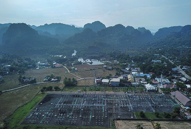 Suasana pembangkit listrik yang berdiri di kawasan gugusan karst Rammang-Rammang, Desa Salenrang. Keberadaan infrastruktur energi ini mendukung kebutuhan listrik masyarakat setempat.