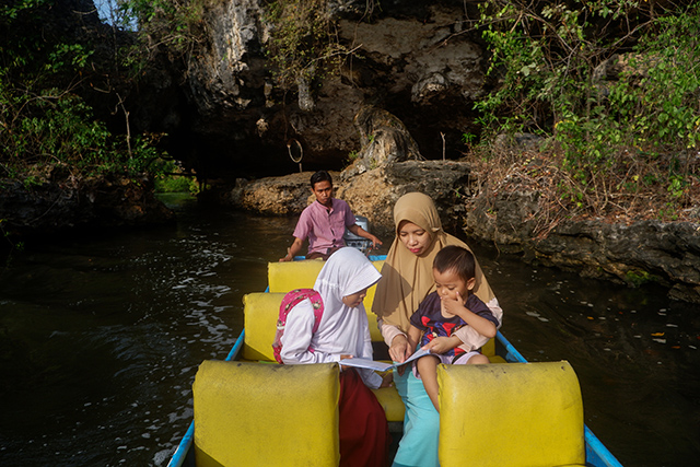 Perahu listrik menjadi sarana transportasi ramah lingkungan bagi Sunardi dan keluarganya di Sungai Pute, Rammang-Rammang, Maros. Kehadirannya membantu warga berhemat sekaligus menjaga kelestarian alam.