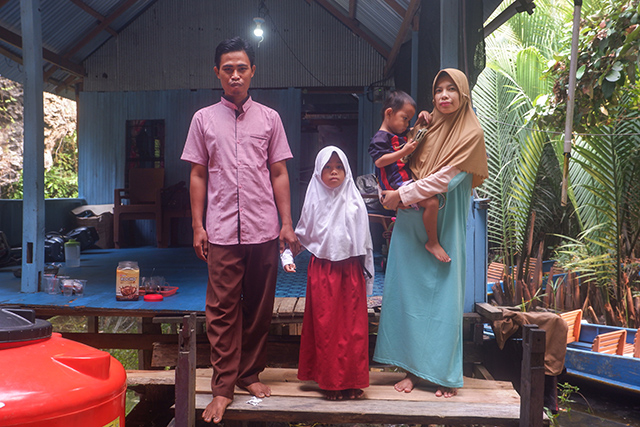Potret keluarga Sunardi di depan rumah mereka di Dusun Rammang-Rammang, Desa Salenrang, Kecamatan Bontoa, Kabupaten Maros, Sulawesi Selatan.