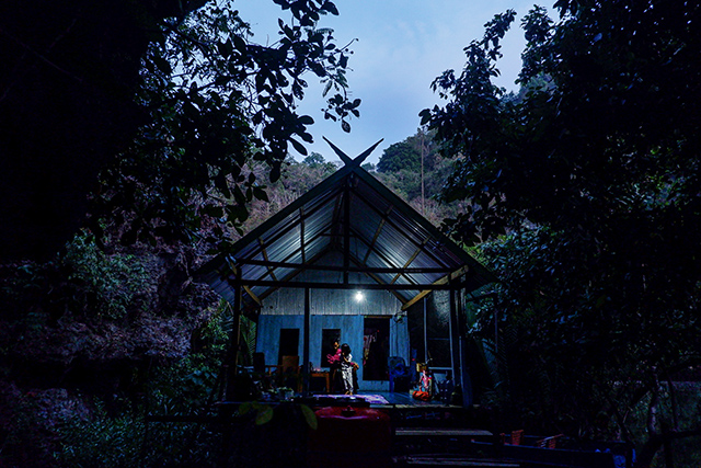 uasana pagi di Dusun Rammang-Rammang, Maros, Sulawesi Selatan. Sunardi bersama anaknya bersiap beraktivitas dari rumah yang berada di kawasan gugusan karst.