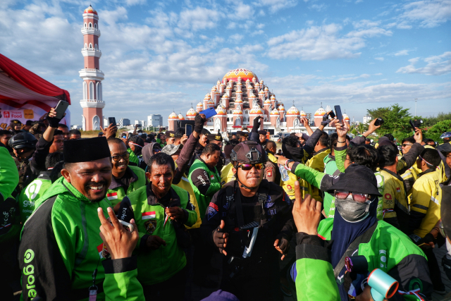 Komunitas pengemudi ojek online (ojol) se-Sulawesi Selatan bersama aparat kepolisian Polda Sulsel tampak berbaur akrab di pelataran Masjid 99 Kubah Asmaul Husnah.