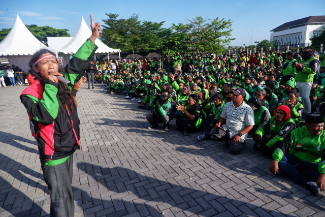 Kepolisian juga menegaskan komitmennya untuk menuntaskan proses hukum atas peristiwa tragis yang menewaskan pengemudi ojol, Rusdamdiansyah, akibat pengeroyokan massa di depan Kampus UMI Makassar.