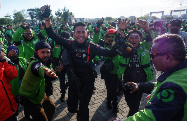Ojol dan Polisi Berbaur untuk Kedamaian