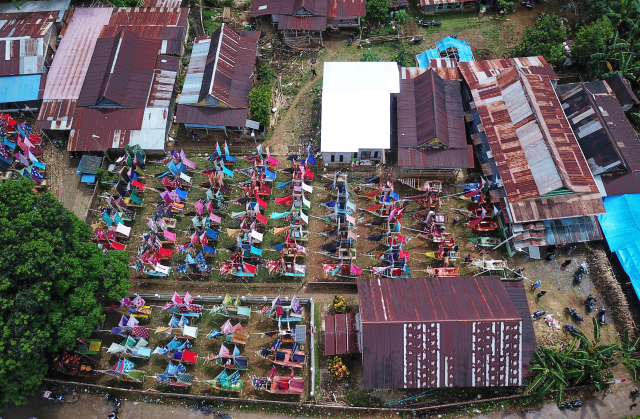 Ratusan miniatur perahu pinisi berwarna-warni berjajar pada perayaan Maulid Nabi Muhammad SAW di Desa Damai.
