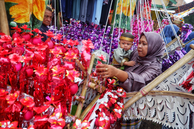 Tidak hanya menampilkan kemeriahan warna-warni hiasan perahu, tetapi juga memperlihatkan kuatnya nilai kebersamaan dan semangat gotong royong warga dalam mempersiapkan perayaan.