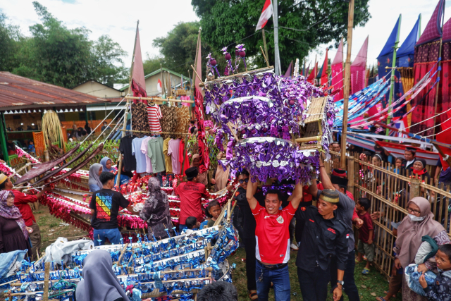 Setiap perahu dihiasi dengan beragam bingkisan khas Maulid, mulai dari telur warna-warni hingga perlengkapan rumah tangga.
