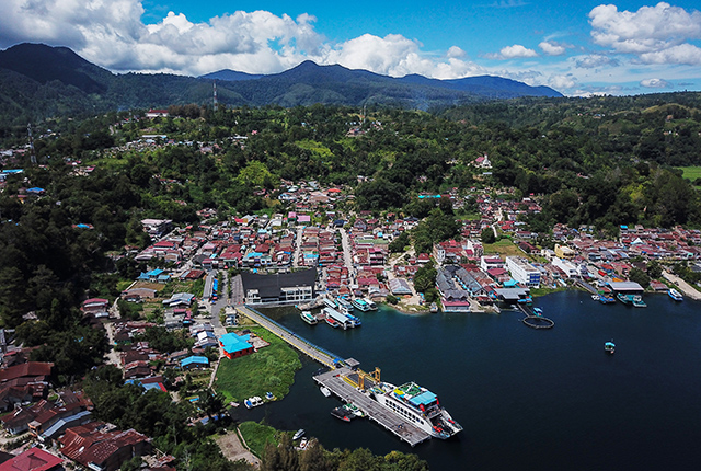 Aktivitas penyebrangan di Pelabuhan Ferry Ajibata, Kabupaten Toba Samosir, Sumatra Utara.