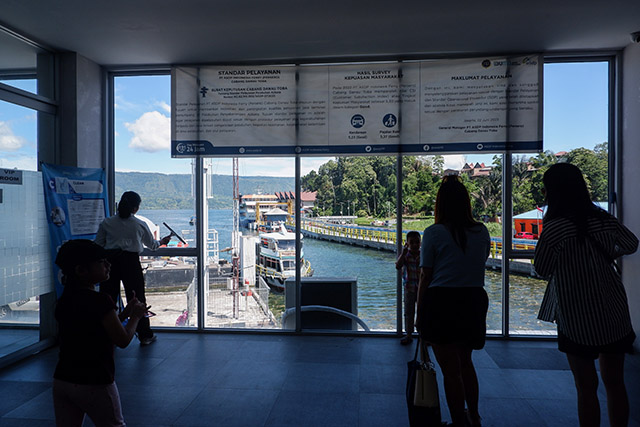 Jalur transportasi air ini tidak hanya mempermudah arus pergerakan orang, tetapi juga mempercepat distribusi barang antar-pulau di kawasan Danau Toba.