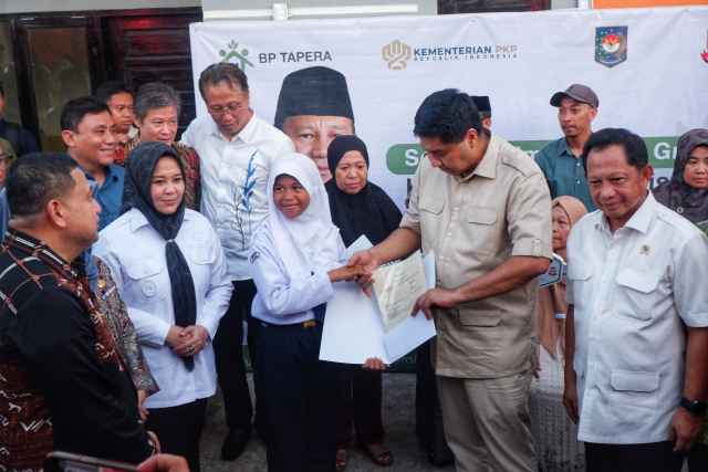 Dua menteri Kabinet Merah Putih, yakni Menteri Dalam Negeri Tito Karnavian dan Menteri Perumahan dan Kawasan Permukiman Maruarar Sirait, menyerahkan bantuan berupa rumah kepada keluarga empat korban tewas dalam kerusuhan dan pembakaran gedung DPRD Makassar.