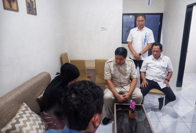 Dua Menteri Serahkan Bantuan Rumah Korban Kerusuhan DPRD Makassar
