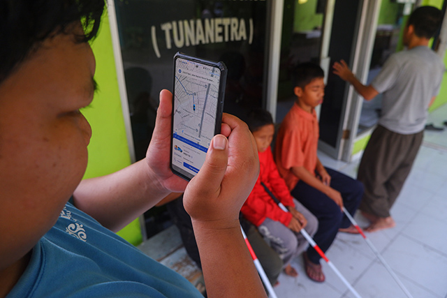 Mobilitas Nyaman Tunanetra dengan Sentuhan Jari Bersama Bluebird