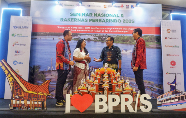 Ketua Umum Perhimpunan Bank Perkreditan Rakyat Indonesia (Perbarindo) Tedy Alamsyah (kedua kanan) berbincang dengan Vice President Commercial Banking Team Head Business Banking CIMB Niaga Winda Fibriana (kedua kiri), Assistant Vice president TB Sales Manager Business Banking ID CIMB Niaga Lantip Manik Wibisono (kiri), dan Assistant Vice President Commercial Banking Team Head Bussines Bangking ID CIMB Niaga I Putu Gunadi berbincang disela sela acara Rakernas Perbarindo 2025 di Makassar, Sulawesi Selatan, Kamis (25/9/2025).