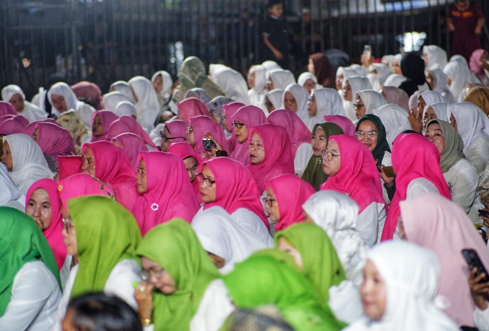 Ribuan masyarakat pesisir hadir untuk mengikuti rangkaian kegiatan yang dikemas secara meriah namun tetap khidmat.