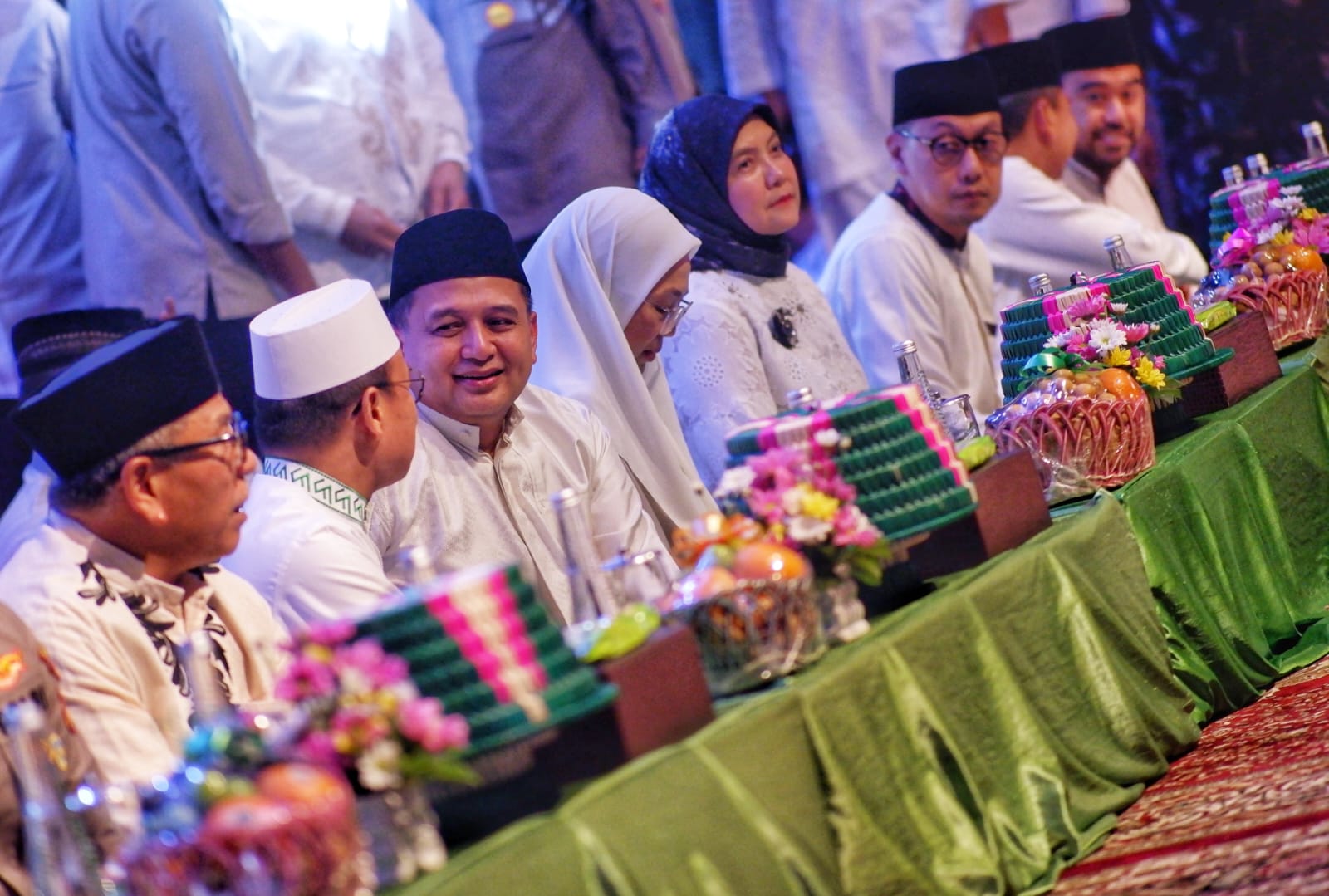 Wali Kota Makassar, Munafri Arifuddin, berbincang hangat dengan Ustaz Das’ad Latif di sela-sela peringatan Maulid Pesisir 2025 di Pelabuhan Paotere.