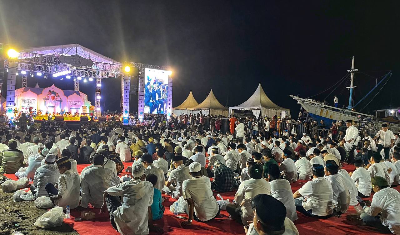 Ribuan warga memadati Pelataran Pelabuhan Paotere, Makassar, untuk mengikuti Maulid Pesisir 2025 yang menghadirkan tausiah Ustaz Das’ad