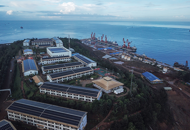 Sejumlah panel tenaga surya terpasang di atap Living quarter Harita Nickel, di Pulau Obi, Halmahera Selatan, Maluku Utara, Rabu (17/9/2025).