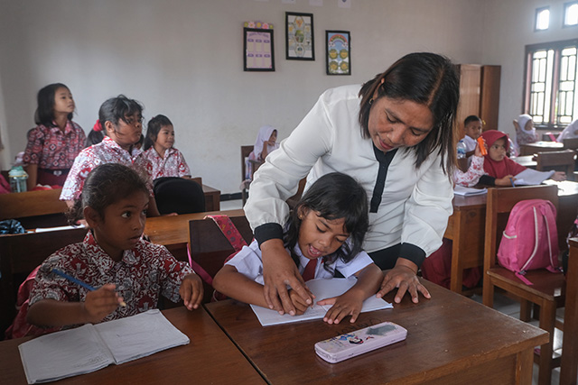 Guru mengajar siswa di Sekolah Dasar 217 Halmahera Selatan, Pemukiman Kawasi Baru, Pulau Obi, Halmahera Selatan, Maluku Utara, Rabu (17/9/2025).