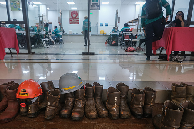 Deretan sepatu dan helm pekerja terletak di depan kantin karyawan Harita Nickel, Pulau Obi, Maluku Utara, Selasa (16/9/2025).